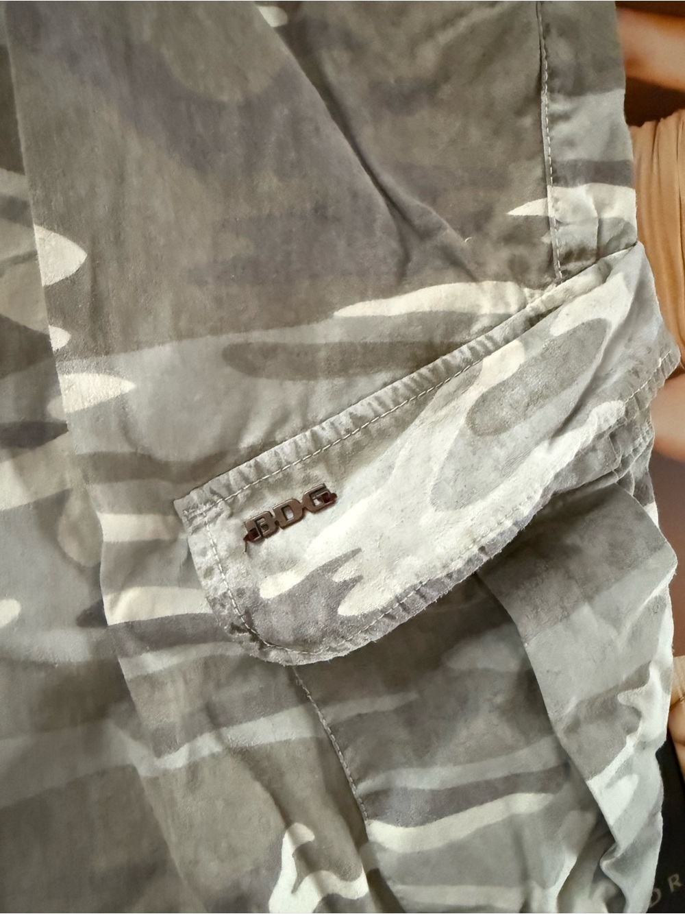 LIKE NEW NEVER WORN BDG Camo Wide leg cargo pants with inside drawstring - Picture 7 of 10